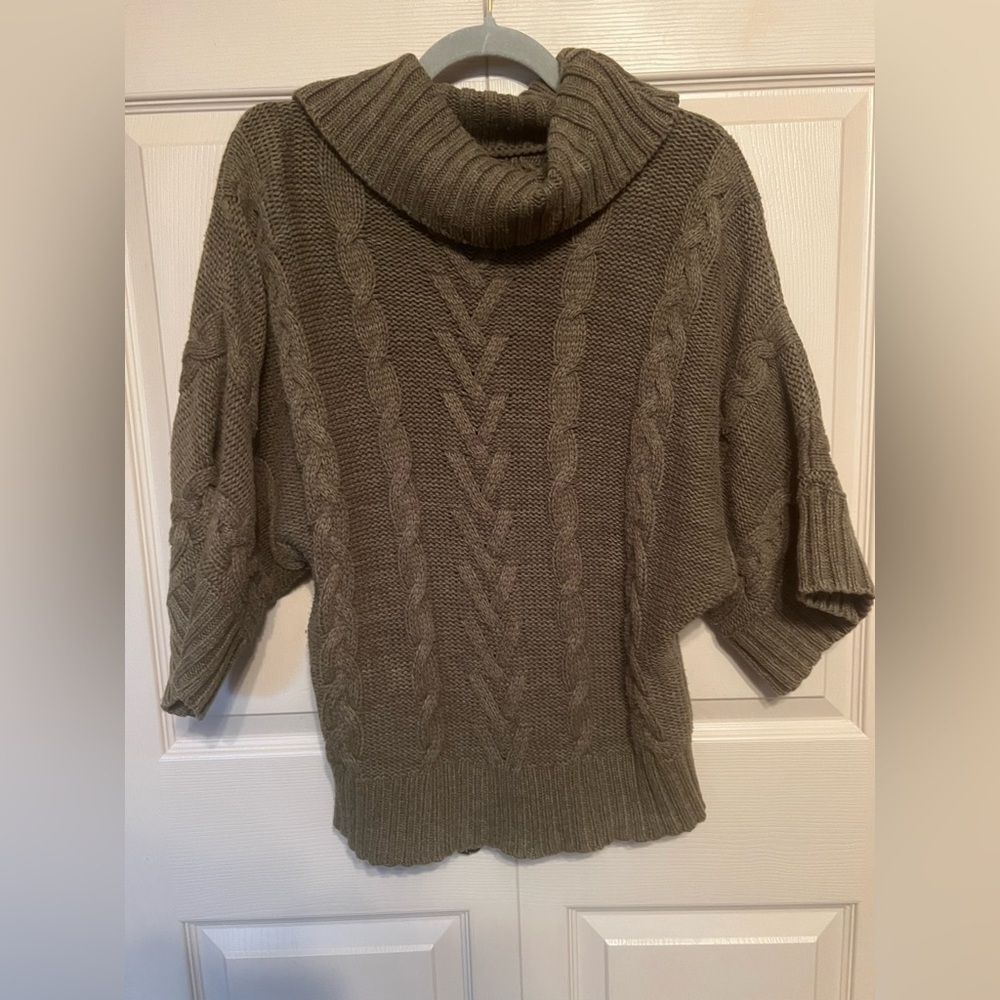 Leo & Nicole Cable Knit Sweater in Olive